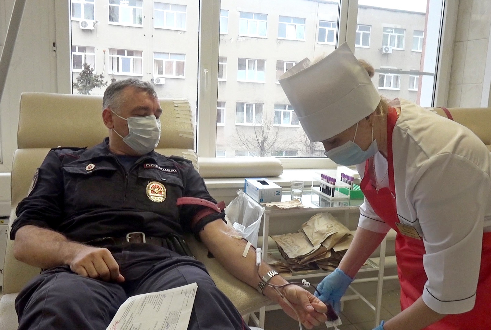 В Липецке сотрудники органов внутренних дел сдали кровь в национальный День Донора